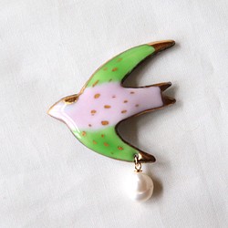 ツバメのブローチ (green pink)七宝焼き 1枚目の画像