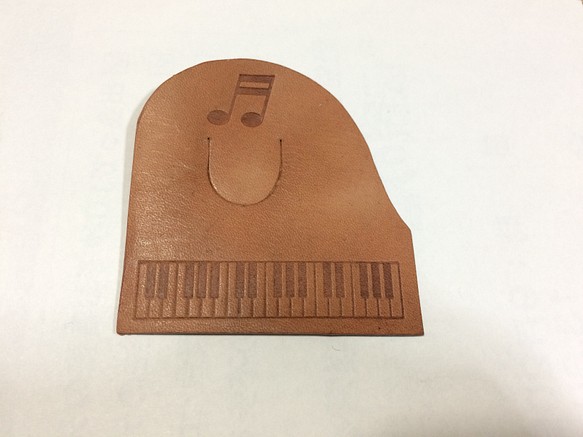 グランドピアノ型 革の栞(しおり) 1枚目の画像