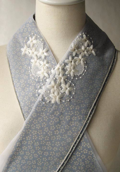 半衿・刺繍半衿・桜・オーガンジーに桜柄の布 1枚目の画像