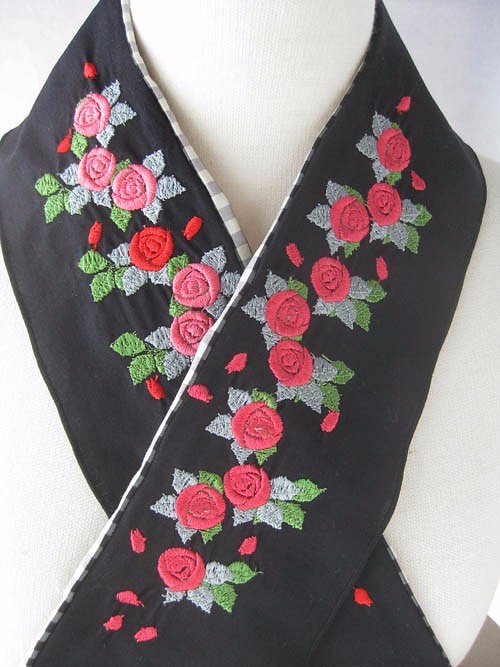 刺繍半衿・薔薇の半襟(黒とチェック柄にダブルの葉っぱでゴージャス) 1枚目の画像