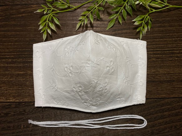 再販⭐︎夏マスク　接触冷感　レースマスク　刺繍　コットンレース　白　花⭐︎ 1枚目の画像