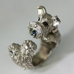 宝石をくわえるシュナウザーリング【送料無料】宝石を咥えたまま伏せる、首輪に名入れ可能なシュナウザーの指輪です 1枚目の画像