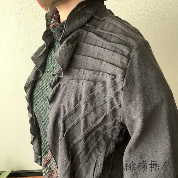 羽織りやすい前開きボレロ風ブラウス　大人の縦ラインフリルとフレアスリーブ袖が美しいライン　チャコールグレイ 1枚目の画像