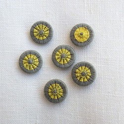 チェコの糸ボタン5個　セージと黄色 1枚目の画像