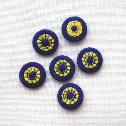 チェコの糸ボタン5個　濃紺/黄色 1枚目の画像