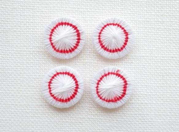 チェコの糸ボタン12mm白と赤色(4個) 1枚目の画像