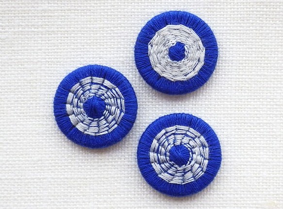 チェコの糸ボタン《3個》 青／シルバーグレー 1枚目の画像