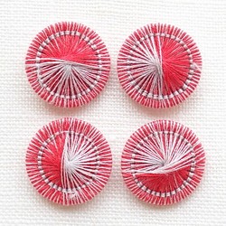 チェコの糸ボタン16mm【4個】赤とパールグレー 1枚目の画像