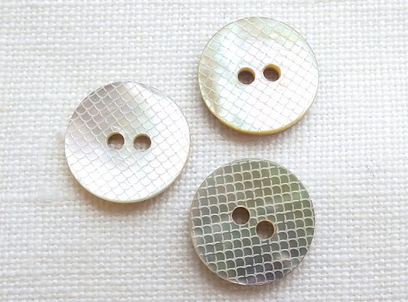 うろこ模様の貝ボタン（3個）　フランス製 1枚目の画像