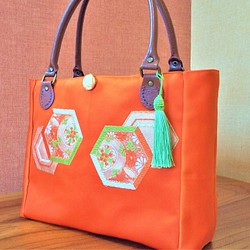 亀甲紋に菊 【元気カラーのオレンジで、晴れの門出に☆】かさばる荷物もらくらく♪　帯アップサイクルバッグ★和装バッグ 1枚目の画像