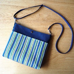 【SALE】夏のブライトカラー手織り布のサコッシュL（ブルー） 1枚目の画像