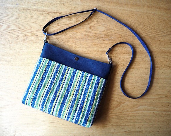 【SALE】夏のブライトカラー手織り布のサコッシュL（ブルー） 1枚目の画像