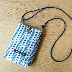 さわやかボーダー手織り布のスマホポシェット（ブルー） 1枚目の画像