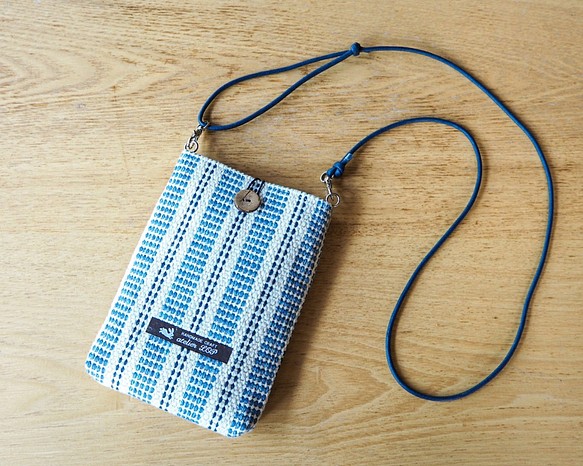 さわやかボーダー手織り布のスマホポシェット（ブルー） 1枚目の画像