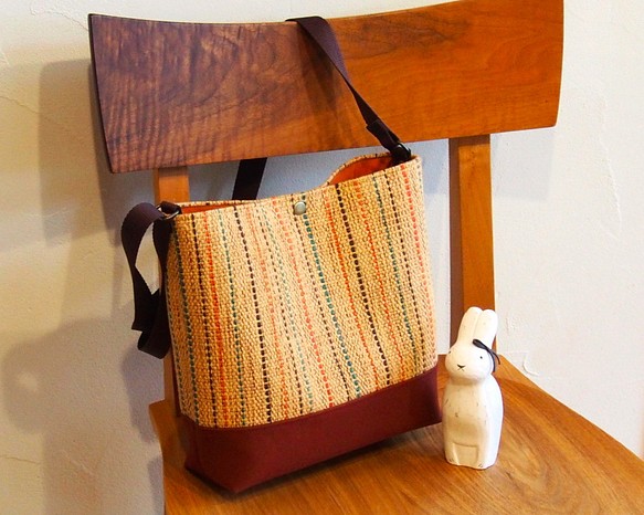 【在庫処分SALE】秋色ミックスカラー手織り布のショルダーバッグ（ベージュ） 1枚目の画像