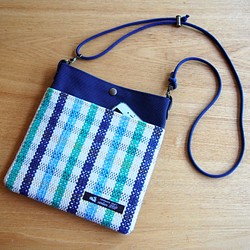 【SALE】手織り夏色チェックのサコッシュ（ブルー） 1枚目の画像