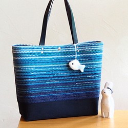 【SALE】手織りグラデーションカラーのビッグショルダートート（ブルー） 1枚目の画像