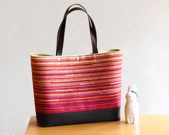 【SALE】手織りグラデーションカラーの大きめトートバッグ（赤） 1枚目の画像