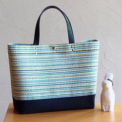 夏のマルチカラー手織り布のトートバッグ（ブルー） 1枚目の画像