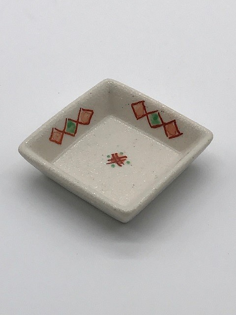 028-0027　取皿 小皿 プレート 和陶器 和モダン /赤絵角豆皿(菱紋) 1枚目の画像