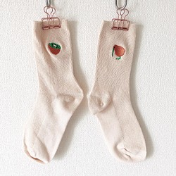 キウイの刺繍靴下ベージュ　22cm〜25cm対応 1枚目の画像