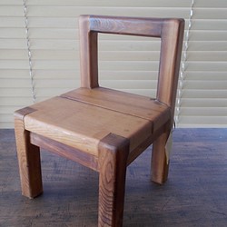 レッドシダーの木で作った子供椅子 1枚目の画像