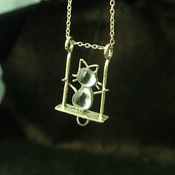 ブランコ猫のネックレス（ガラス入り） 1枚目の画像
