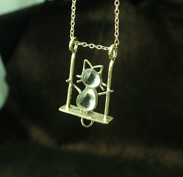 ブランコ猫のネックレス（ガラス入り） 1枚目の画像