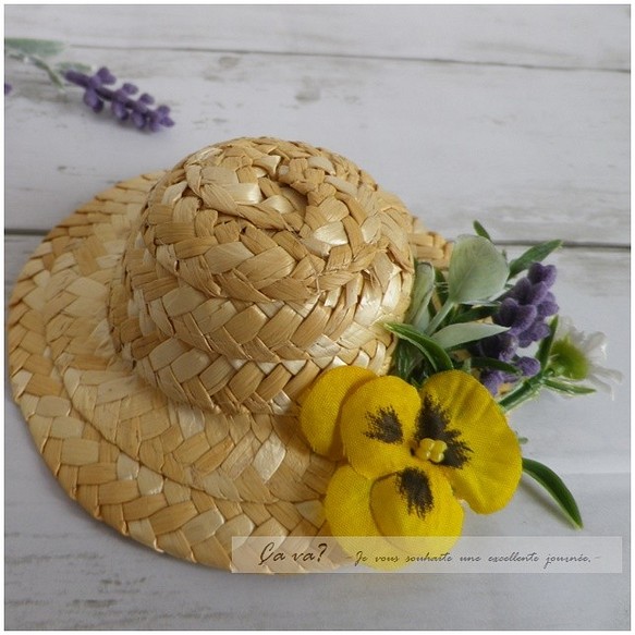 麦わら帽子と春のお花のブローチ（黄色のパンジー） 1枚目の画像