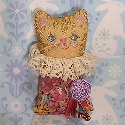 ドールブローチ/バッグチャーム/バッグチャームドール/ドールチャーム/ピンクの花柄ワンピースにサックスを持ったネコさん 1枚目の画像