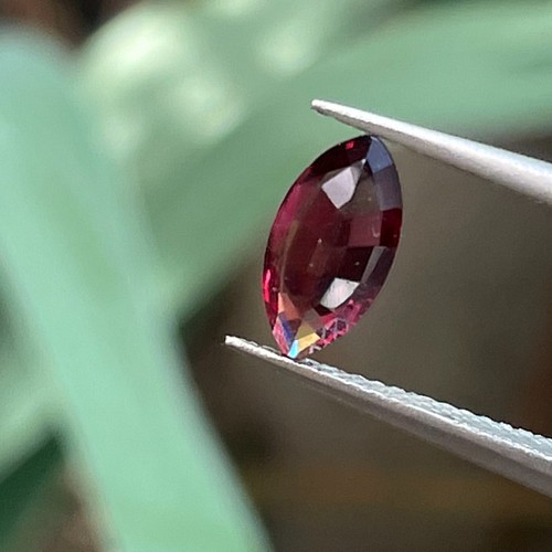 ガーネットルース 赤 美しい1.16カラット ナベットカット 天然宝石 