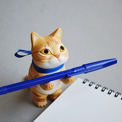猫のペン置き(立ち上がり猫・茶トラ猫)【受注制作】ご注文前には必ずメッセージで納期をお確かめください 1枚目の画像
