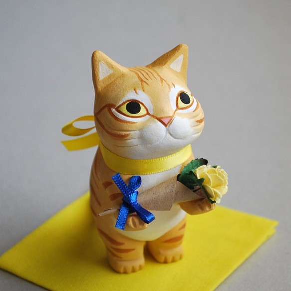 黄色の薔薇を持った猫(茶トラ猫)　【受注制作】ご注文前には必ずメッセージで納期をお確かめください 1枚目の画像