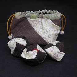 着物地で作るお手玉３つ＆巾着袋のセット【茶・小花】 1枚目の画像
