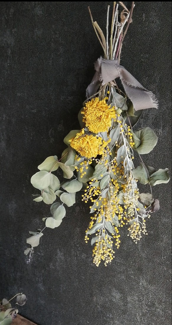 【送料込み】ミモザと黄色いお花のスワッグ　 1枚目の画像