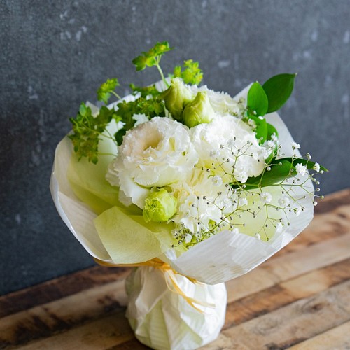 香りと花で供える Sサイズお供えの花束 季節のお香と一緒に届ける そのまま飾れるおまかせ花束 ホワイト系 H25cm フラワー リース Youkaen Petit 通販 Creema クリーマ ハンドメイド 手作り クラフト作品の販売サイト