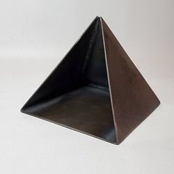 キャンドルホルダー ピラミッド トライアングル オブジェ アイアン 鉄 1枚目の画像