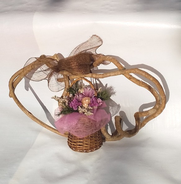 ドライフラワーのフジヅルリース　アケビかごにパープル系の花 1枚目の画像