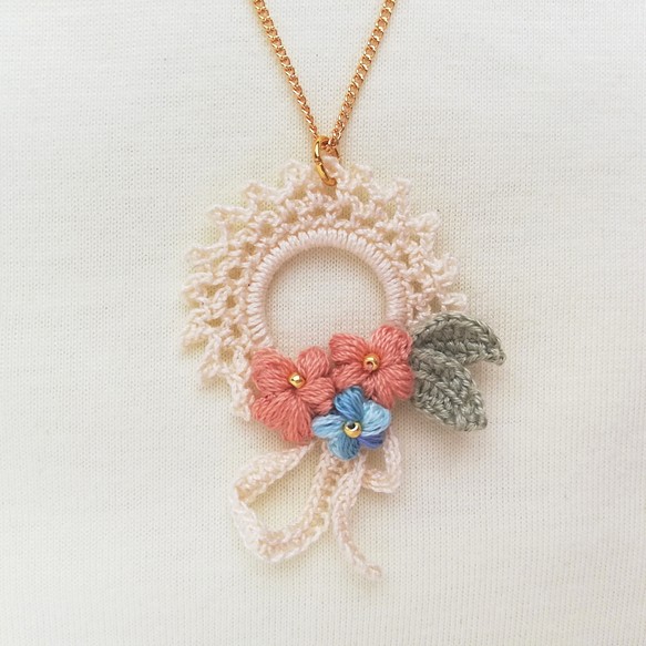 ぷっくりお花とリボンのリースネックレス かぎ針編みアクセサリー ナチュラルアンティークモチーフ刺繍糸レース糸春夏 ネックレス ペンダント Cocoron 通販 Creema クリーマ ハンドメイド 手作り クラフト作品の販売サイト