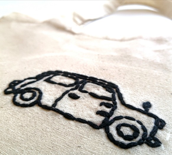 黒い車 手縫いの刺繍 即日発送 ショルダーバッグ トートバッグ 2way コットン 大きいマチ 生成り