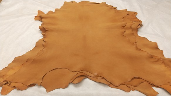 【セール品 】ソフトヌメカーフ#キャメル　革の大きさ50デシ前後　革の厚み1.0mm前後 1枚目の画像