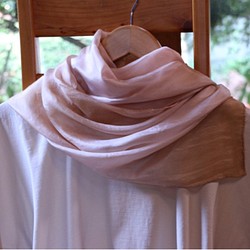 草木染めのシルクストール(桜、貝塚伊吹、シーシャム染)巾着袋付き 1枚目の画像
