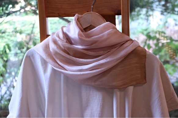 草木染めのシルクストール(桜、貝塚伊吹、シーシャム染)巾着袋付き 1枚目の画像