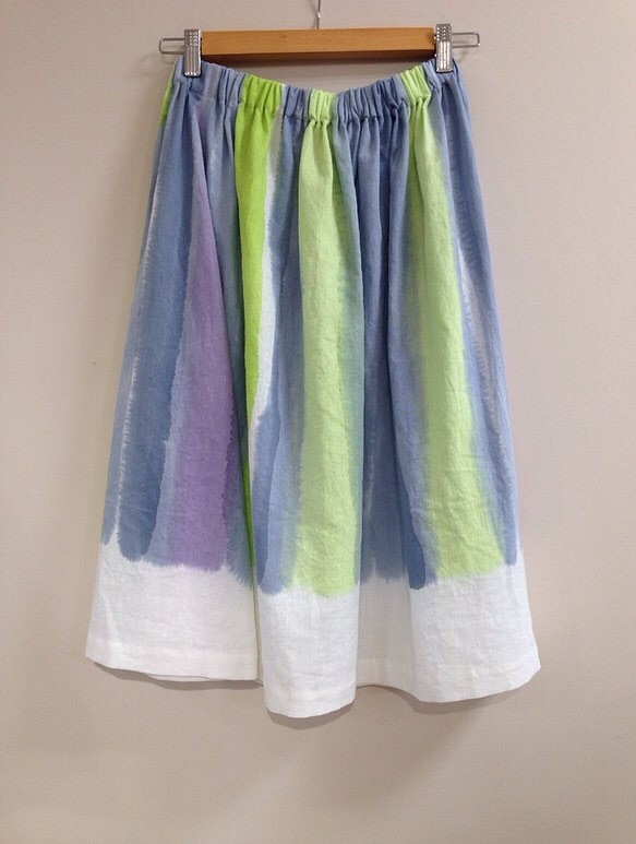 ▫︎受注制作▫︎手描き染め 日本製リネン シャーベットグリーン入りスカート 1枚目の画像