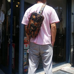 ボディーバッグ　ハリー迷彩柄　右肩、左肩かけ用、一月かけて鞣された本ヌメ馬革に京友禅で迷彩柄に染められた一品です。 1枚目の画像