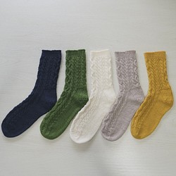 ケーブル模様の手編み靴下 1枚目の画像