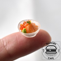 [指先グルメ]海の親子丼(鮭海鮮丼) ピアス イヤリング 【片耳用】[フェイク ミニチュアフード ドールハウス] 1枚目の画像