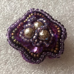 値下げ 星型の紫刺繍ブローチ　本革使用 1枚目の画像