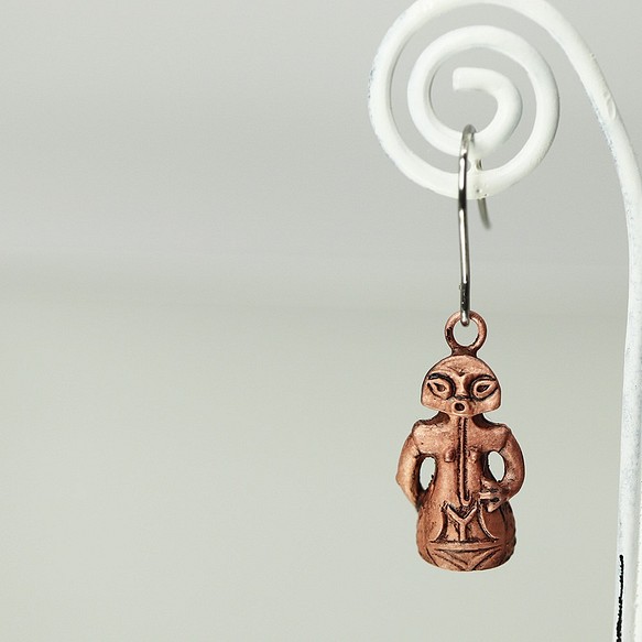 縄文 豆土偶　「子宝の女神ラヴィ」の片耳ピアス　(659-346/純銅製) 1枚目の画像