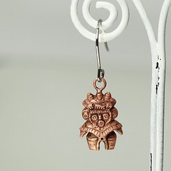 縄文 豆土偶　「みみずく土偶」の片耳ピアス　(659-344/純銅製) 1枚目の画像